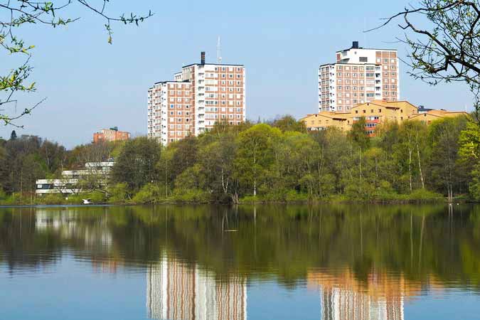 Liljeholmen sjö och hus i bakgrunden.